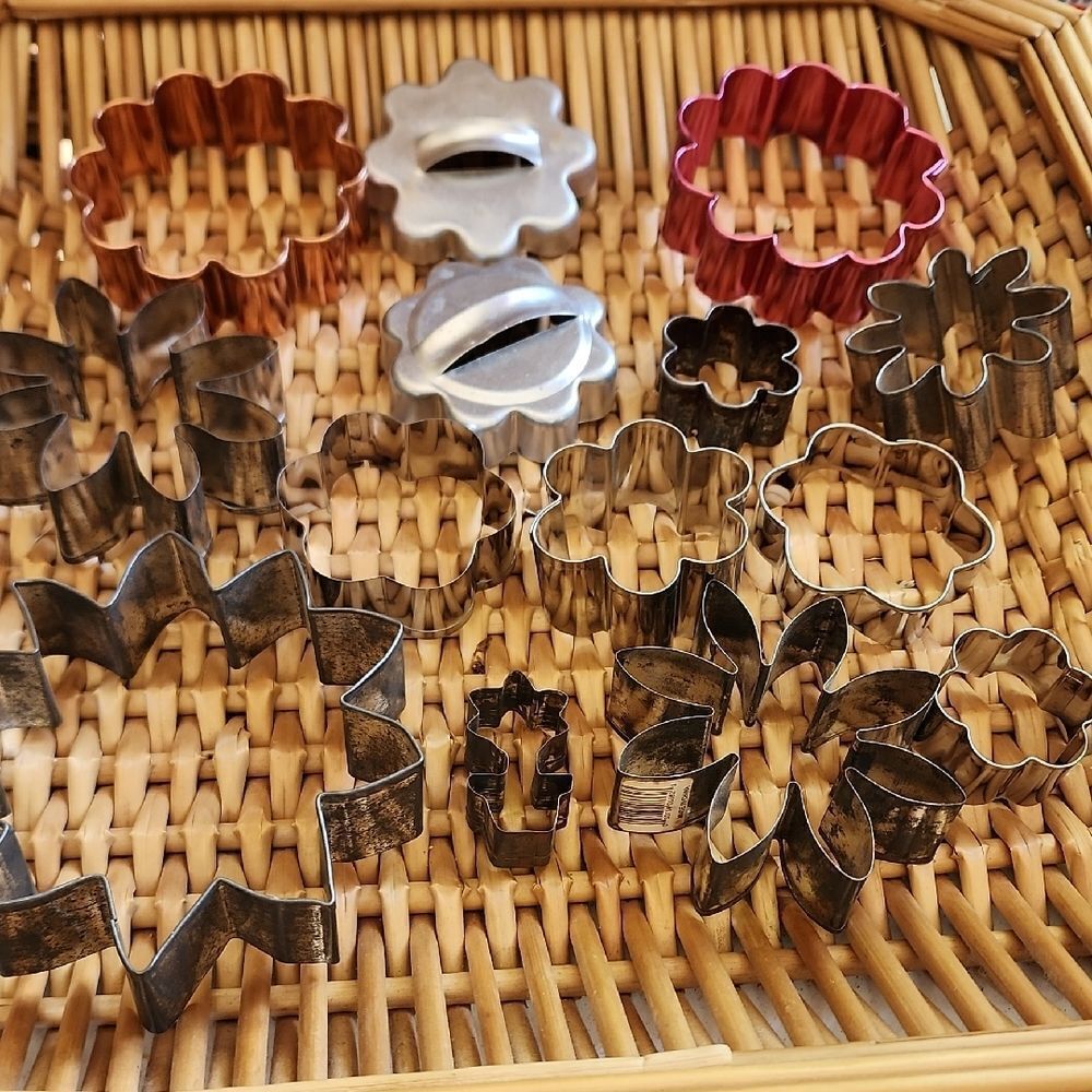Set Of 14 Vintage To Modern Daisy/Flower Metal Cookie Cutters